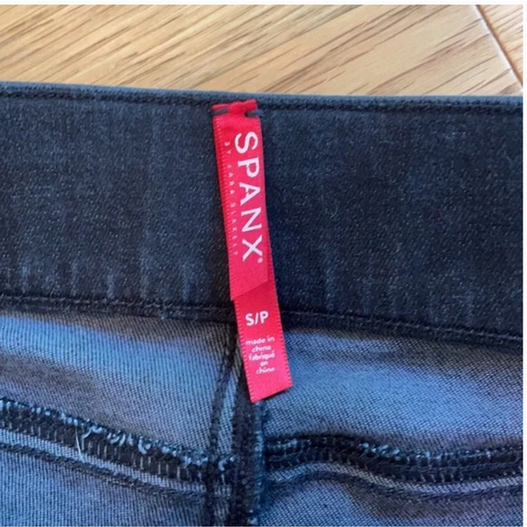 Spanx Vintage Black Distressed Ankle Skinny Jeans Size Small - Picture 3 of 4